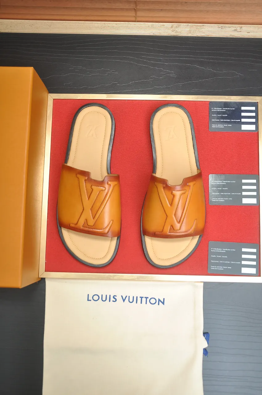 Men's shoes 💰360💶 [Louis Vuitton LV slippers] (high-end cowhide) counter 1:1 fashion style, a must-have for summer! The designer used LV’s iconic outsole. The original simple slippers instantly become fashionable! The upper is made of flexible special cowhide leather straps alternately, and the workmanship is exquisite! A must-have for stylish men in summer, size 38-46 (45 46 customized)